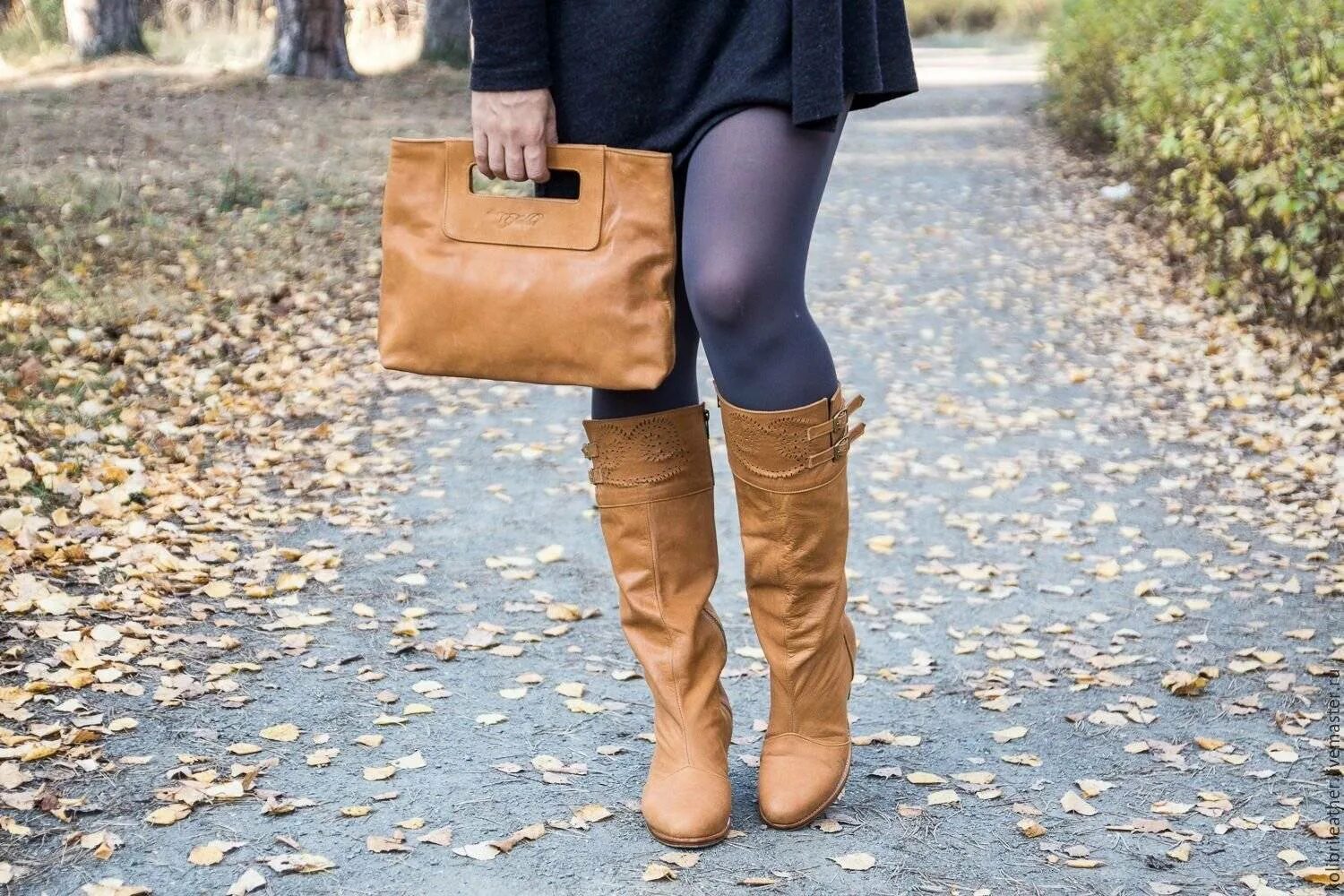 Ботильоны на шпильке. Эмили ратажковски в ботфортах. Осенние сапоги для женщин. Одевает сапоги на каблуке. Сапоги с широким голенищем тренд 2020.