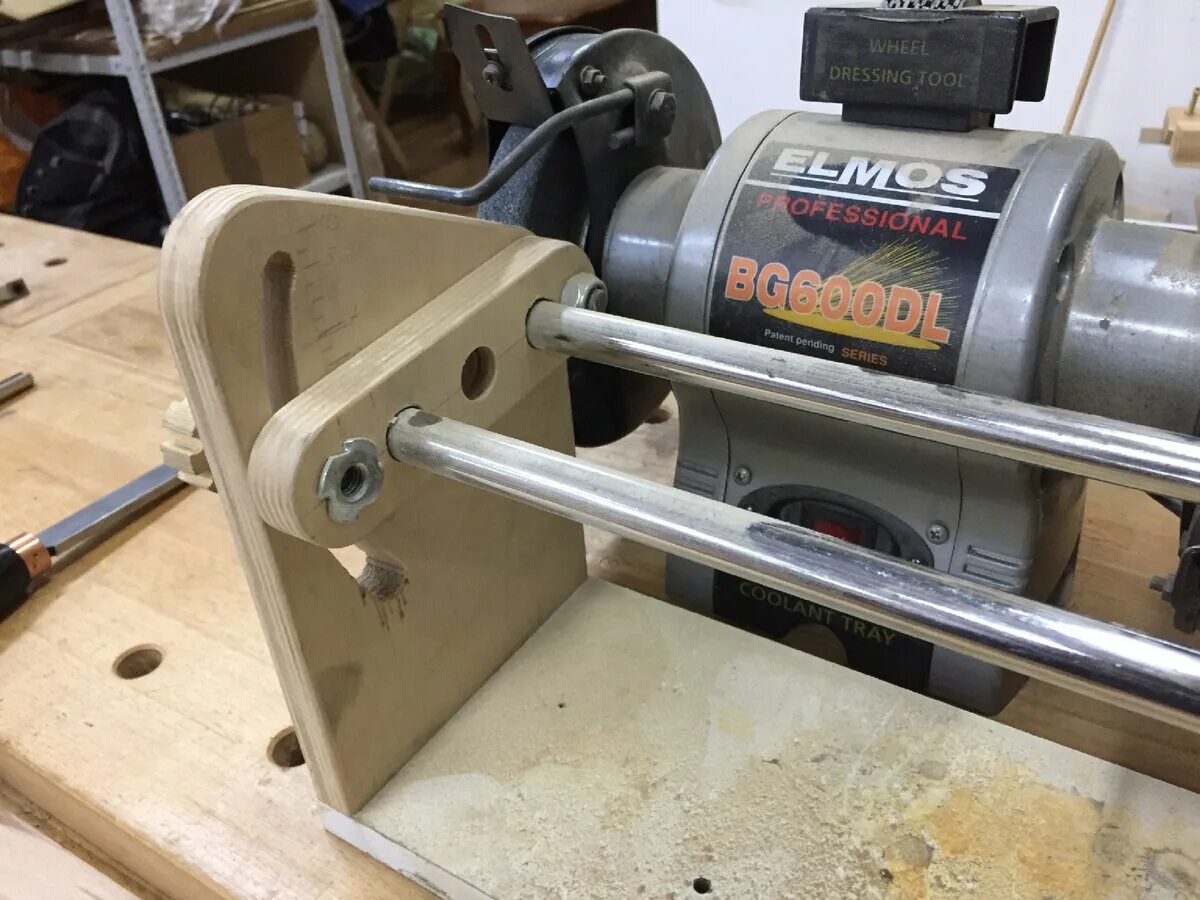 Приспособления для jet jssg-8-m. Станок точильный для мастеркой 1ю56 квт. Заточка ручной пилы по дереву. Точило по дереву. Токарный станок из наждака.