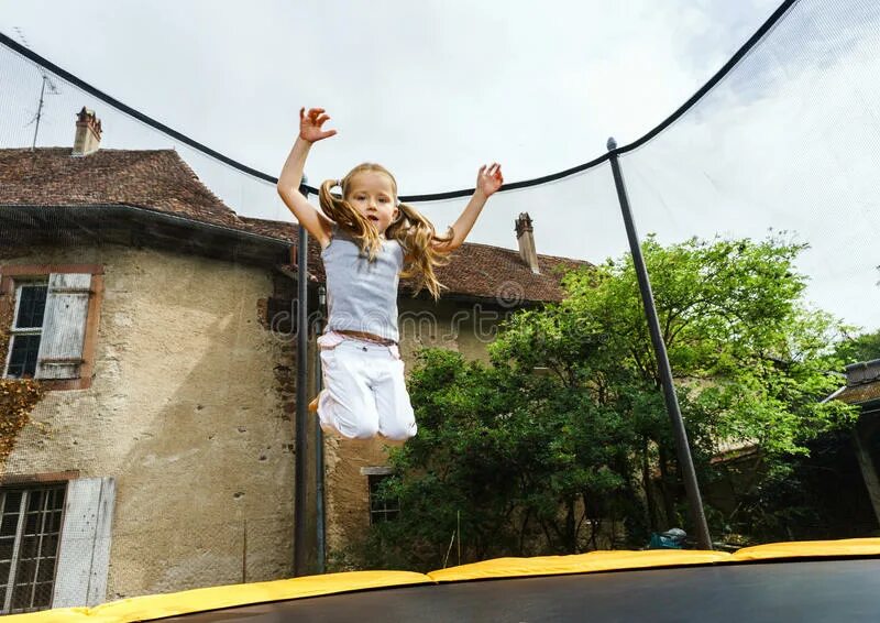Девочка прыгает на ершике. Маленькая девочка прыгает. Девушка прыгает на писке. Девочка на вантузе прыгает. Маленькая девочка рыгает.