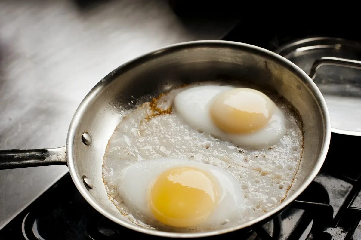 How to cook egg. How to cook fried eggs. fried egg on pan. ощддн зрщтшсы the eggs in the pan. cooking eggs in english.