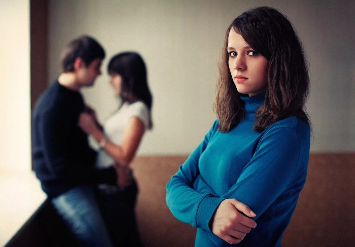 Девушка оборачивается. Две девушки флиртуют. Мужчина оглядывается на женщину. Мужчина и женщина. Загляделся на девушку.