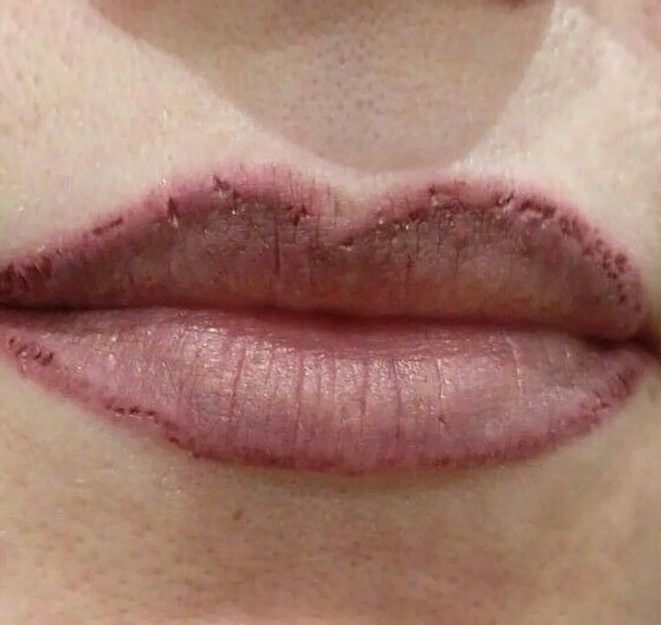 Перманентный макияж губ сошел. Перманент губ коричневый контур. Перманентный татуаж губ контур. Контур с растушевкой губ перманентный. Перманентный макияж ГУ.