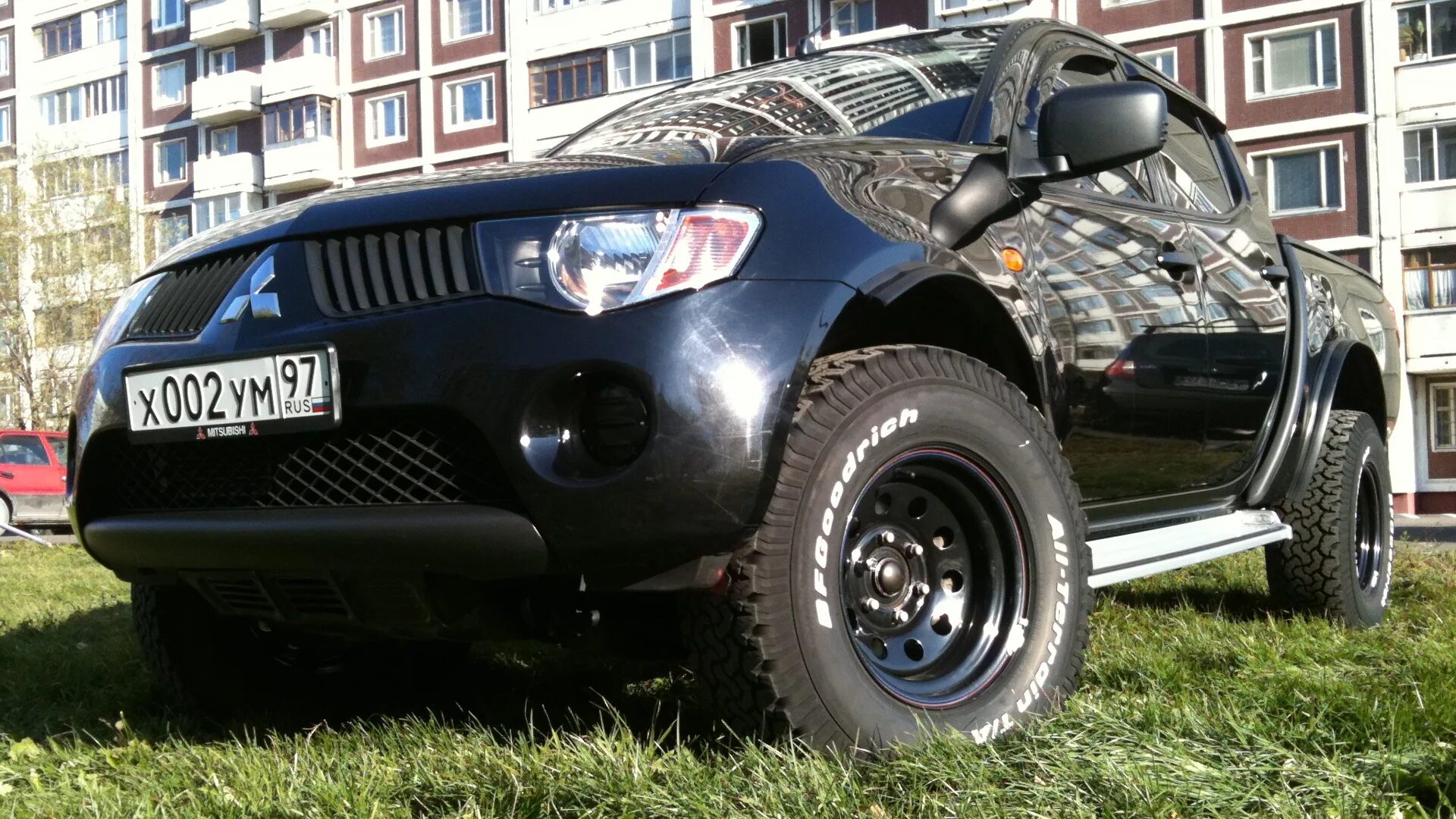 Шины l200 mitsubishi. Митсубиси л200. Колеса на Митсубиси л200. Диски Mitsubishi l200. Колёса на Mitsubishi l200 чёрные.