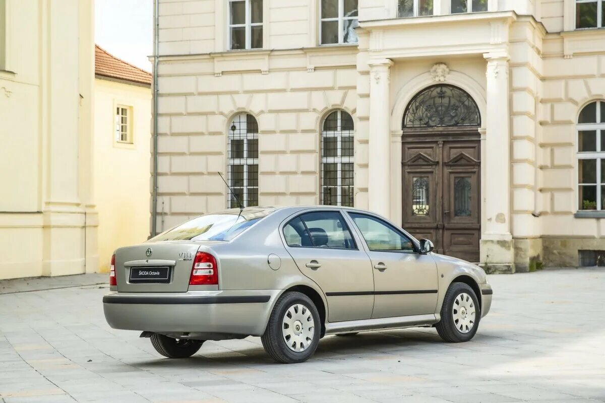 Шкода первого поколения. Skoda Octavia 1996. Skoda Octavia 1990.