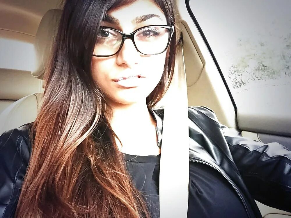 Биография халифа. Mia khalifa за рулем. Mia khalifa Wallpaper.