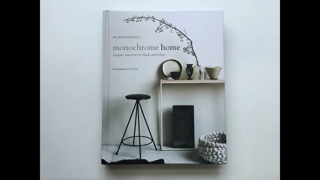 Monochrome home. Книга Home. «Esse Home» книга. Книга Moon Stores интерьерный стилист.