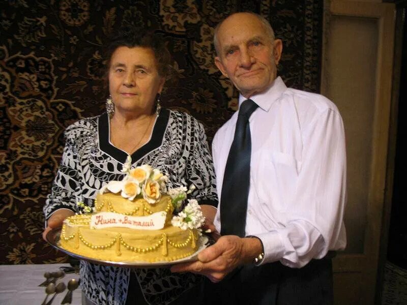 Подарок родителям на 35 лет. Торт на золотую свадьбу. торт золотая свадьба 50. торт на золотую свадьбу родителям. сувениры на золотую свадьбу.