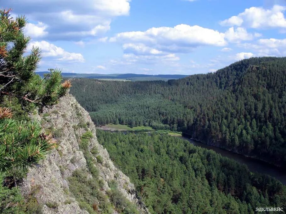 хлорит-серпентинит. камни южного урала. скальный останец гребешок зюраткуль. уральская яшма минерал. ильменский хребет миасс.