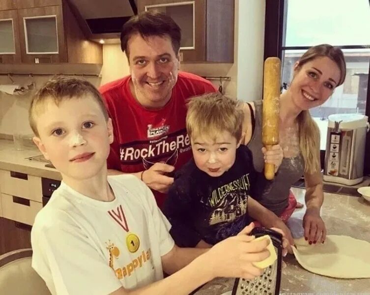 Сколько лет марии сын. Денис матросов с женой. матросова жена дениса матросова. сыновья дениса матросова. денис матросов сы и марии куликовой.