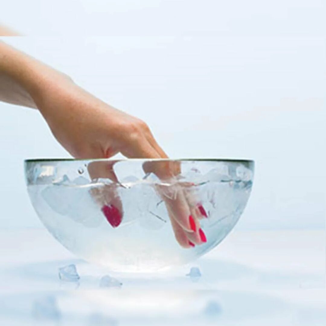 опустил руку в теплую воду. налить воду в таз. опустил руку в теплую воду. тазик в руках. вода в руках.