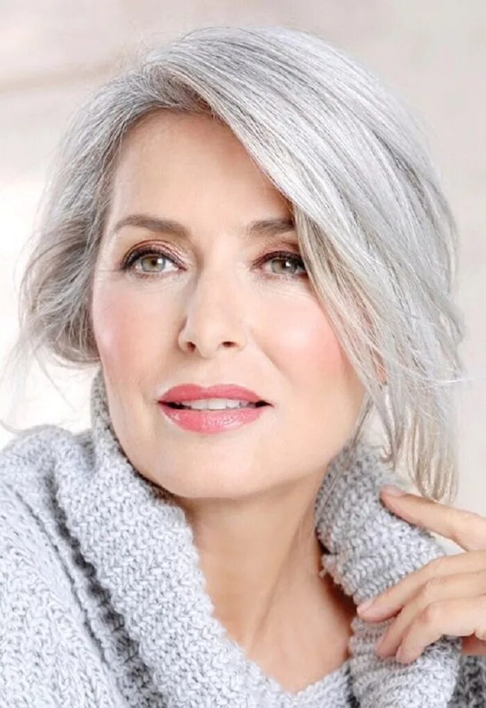 Зрелые женщины за пятьдесят. Дафна Хикс Grey hair. Модель 60+ Барбара. Лукас 2020 Седые волосы.
