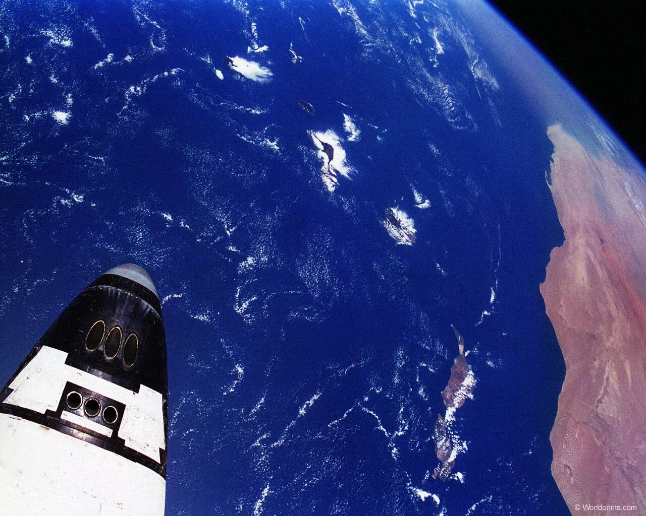 Земля в иллюминаторе картинки. Вид земли из космоса. О земле и космосе. Космический корабль на земле. Вид из иллюминатора в космосе.