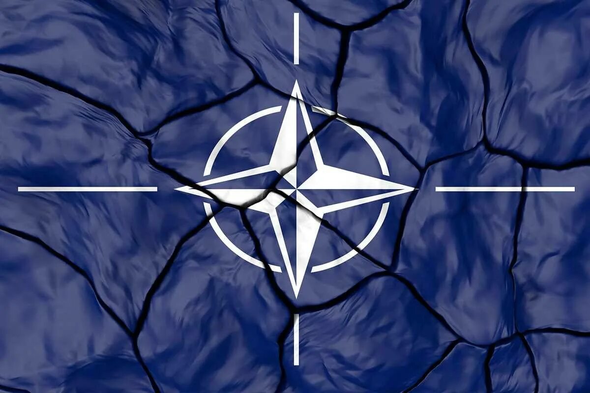 Нато тест. Раскол НАТО. Флаг НАТО. Флаг НАТО распад. Фалиг НАТО.