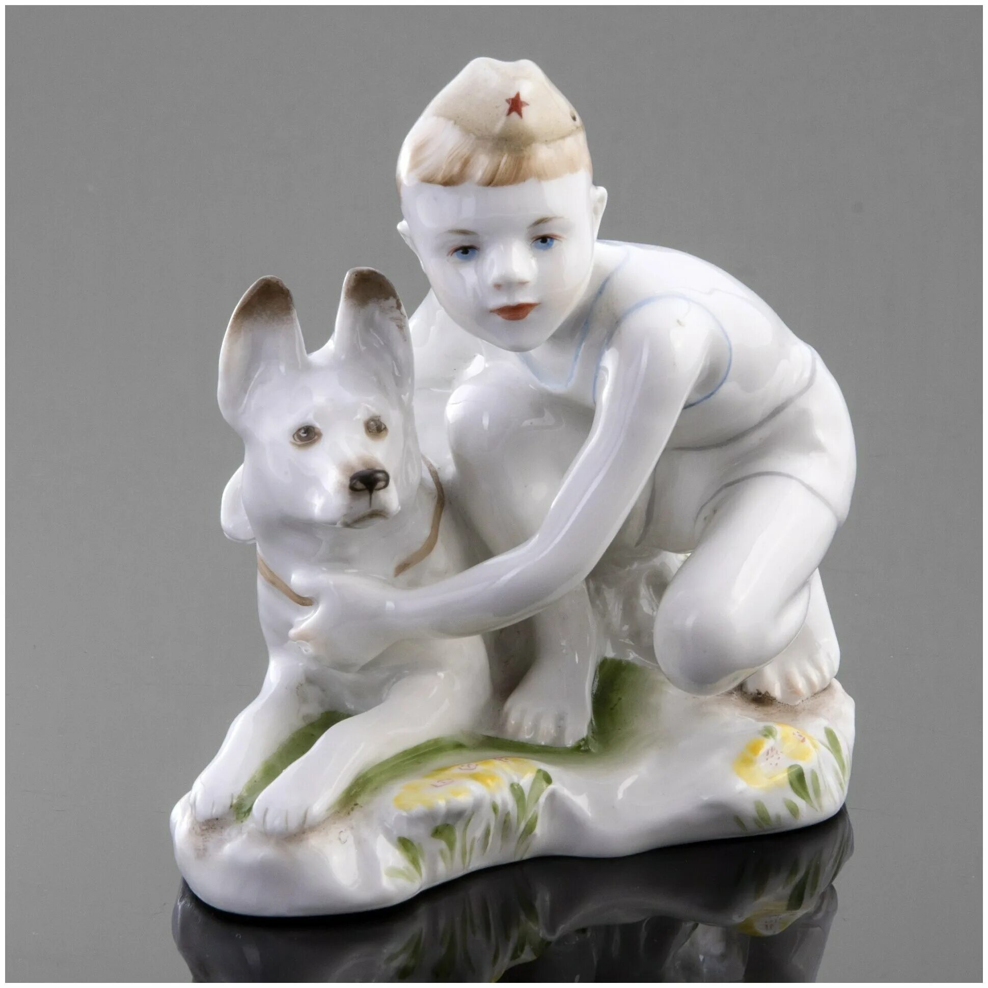 статуэтка пограничник с собакой. статуэтка юный пограничник. статуэтка фарфоровая ссср юный пограничник с собакой. юный пограничник. юный пограничник лфз.