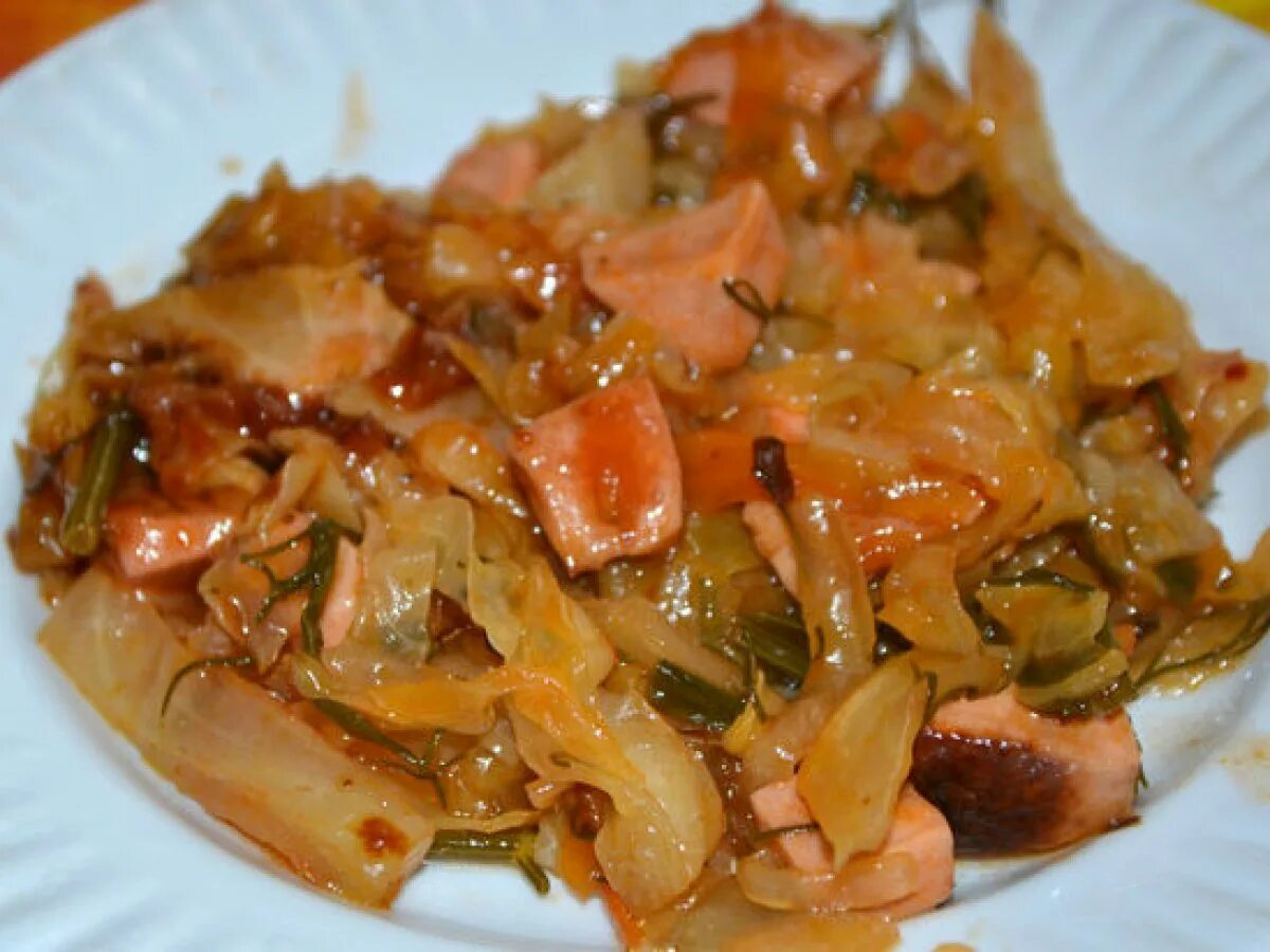 Солянка с картошкой и свежей капустой. Солянка с капустой и картошкой и колбасой. солянка с колбасой и капустой. солянка с капустой и картошкой. солянка тушеная с колбасой.