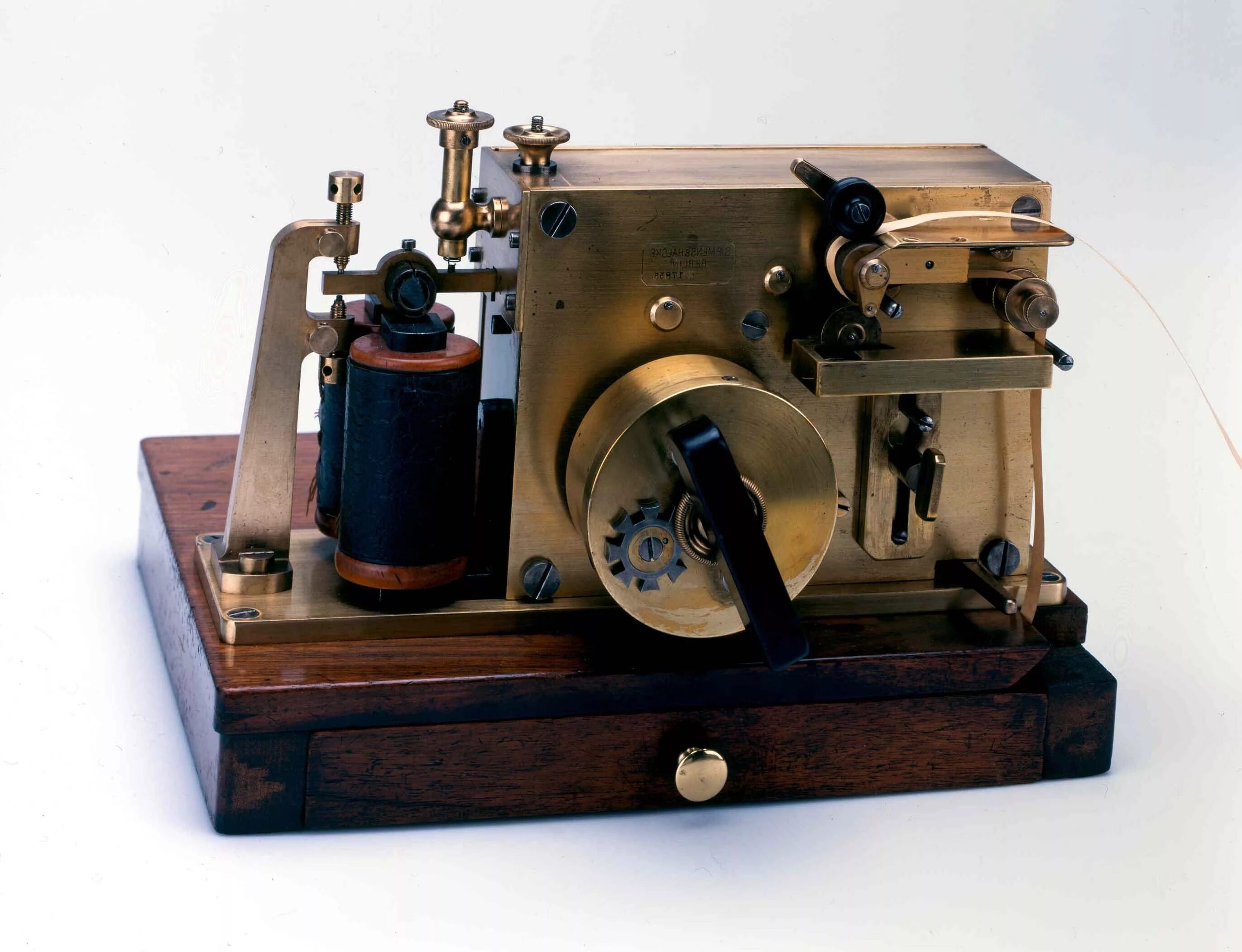 Первая электро. Телеграфный аппарат Сименса. Телеграф Сименс и Гальске. Телеграфный аппарат Хьюга. Телеграфный аппарат 19 века.