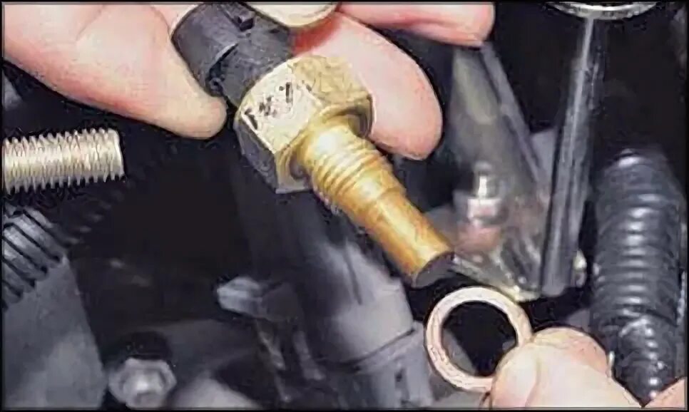 Где стоит датчик температуры на ниве. Датчик охлаждающей жидкости 2131. Где стоит датчик температуры на ниве. Датчик охлаждающей жидкости 2123. Где стоит датчик температуры на ниве.