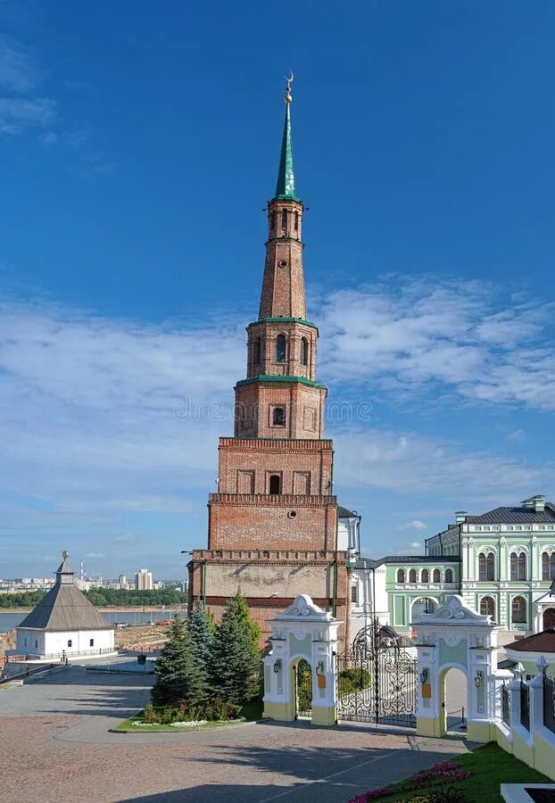 Какая башня обыгрывает башню сююмбике. Башня сююмбике в казани. башни кремля казань. башня сююмбике ворота. ворота башни сююмбике в казани.
