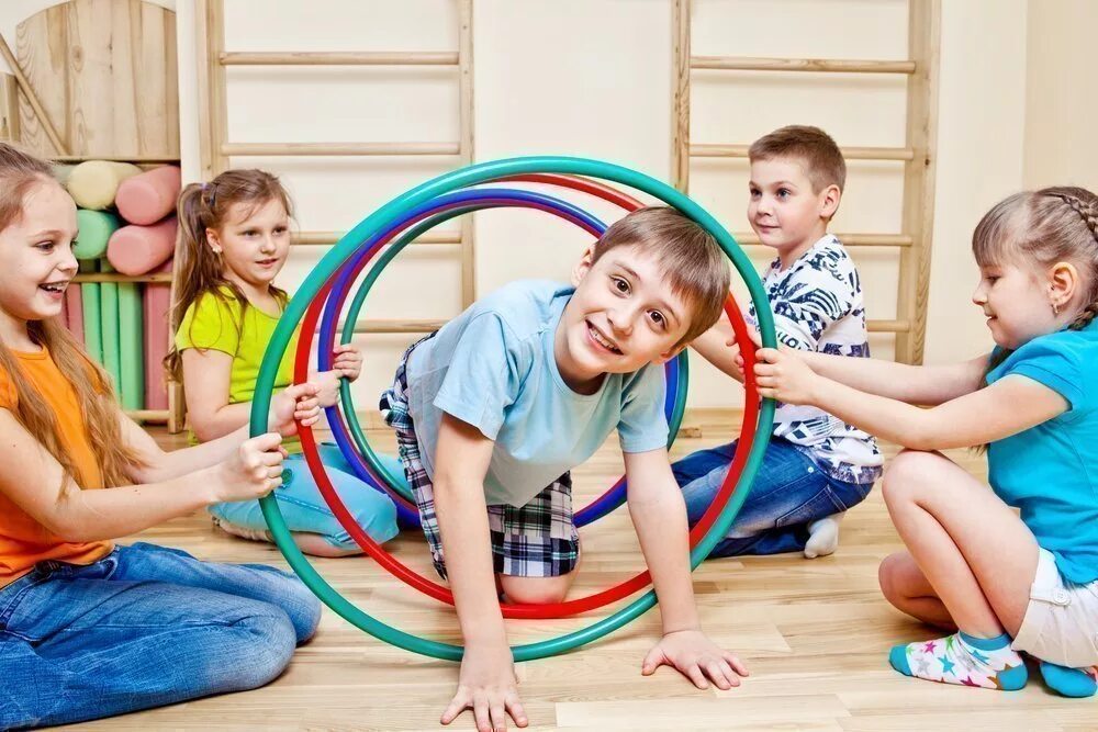 Детские активности для детей. Дети играют. Дети играющие в саду. Физическое воспитание детей. Дети в детском саду.