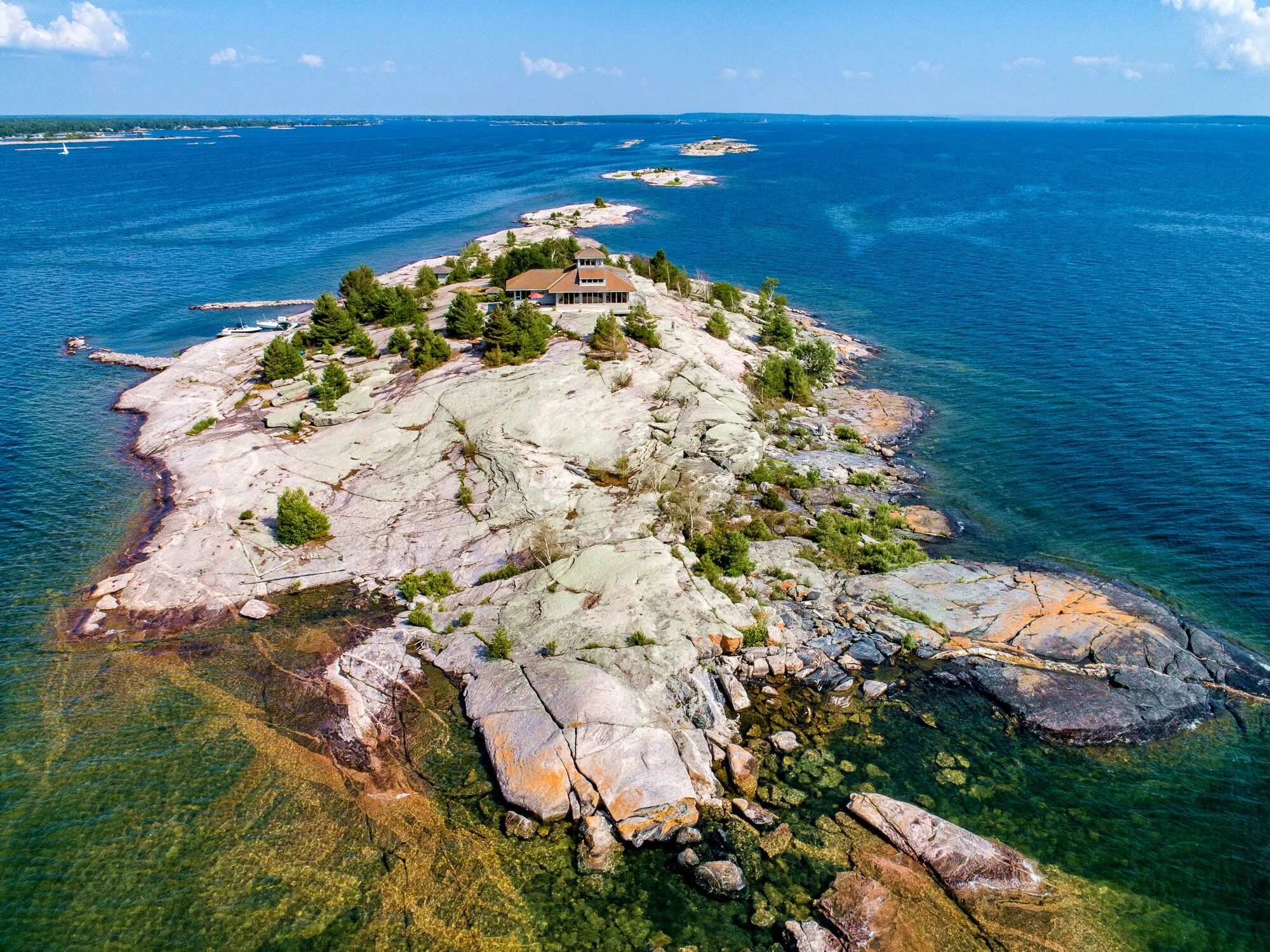 Separate island. Остров Хупер Канада. Остров Эмеральд Канада. Частные острова. Остров Онтарио.