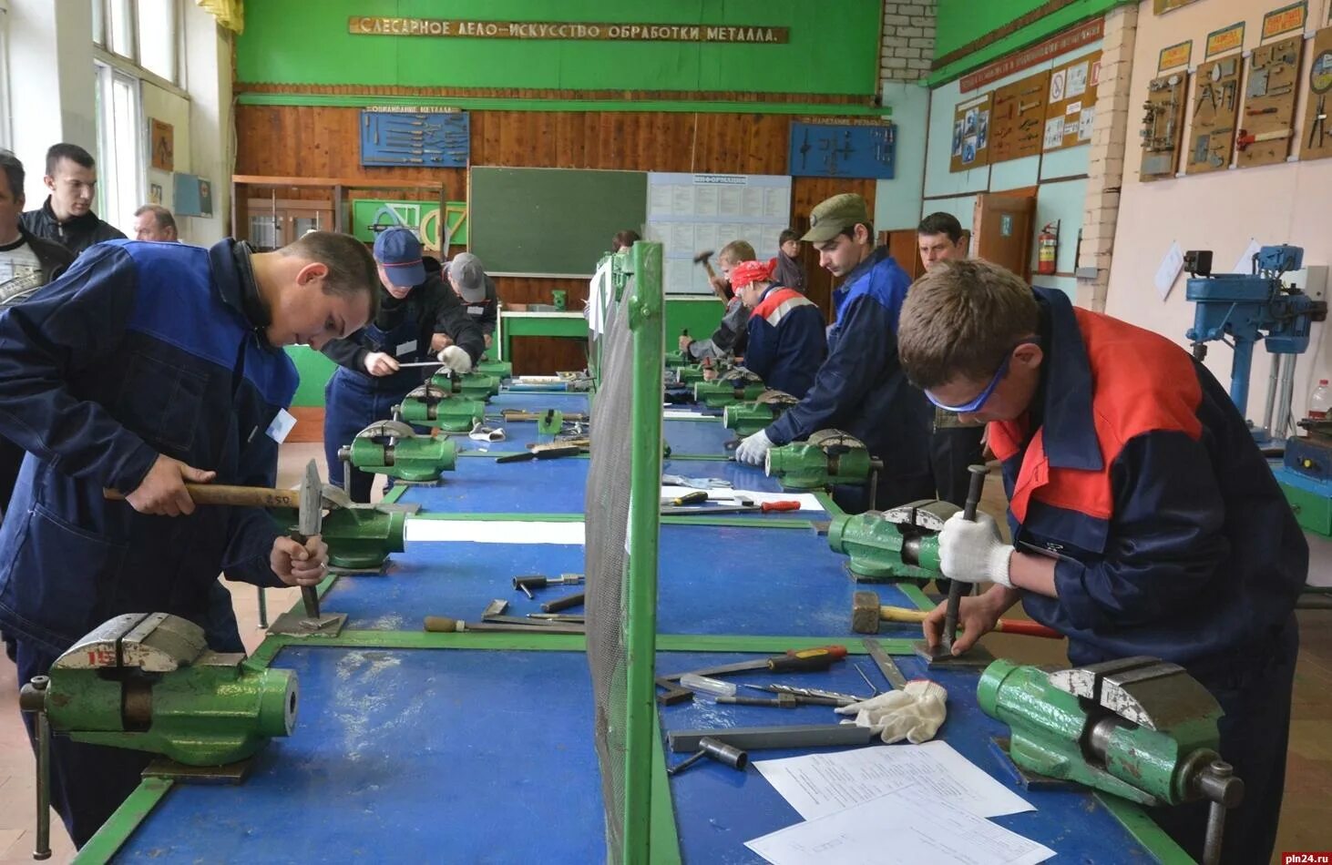 Как назвать фото слесаря на конкурс. Анимация посещение колледжа. Ремонт аокин. Слесарь вдго. Слесарь тепловых сетей китайский.