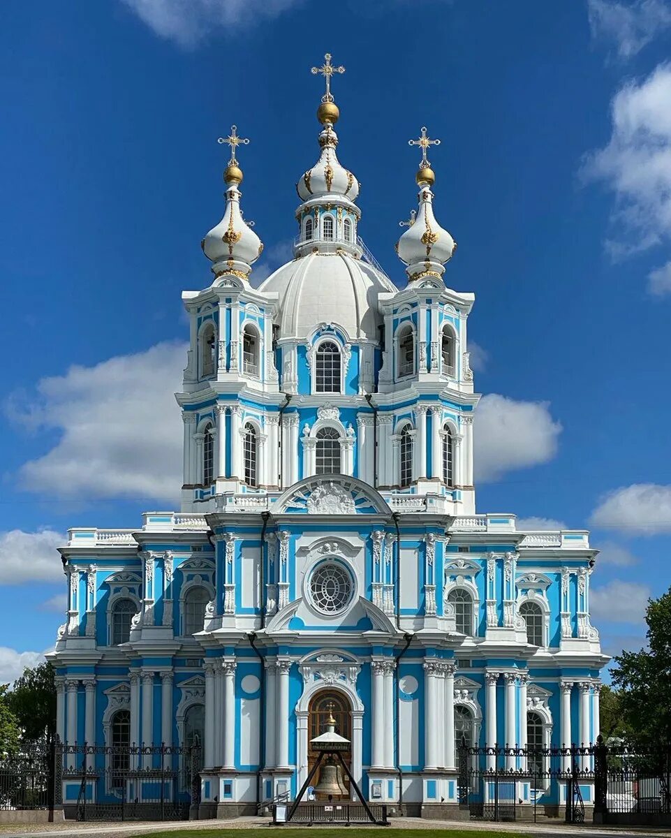 Сайт смольного собора в санкт петербурге. Воскресенский собор смольного монастыря. смольный собор в санкт-петербурге. храм смольный собор санкт-петербург. воскресенский смольный собор храм.