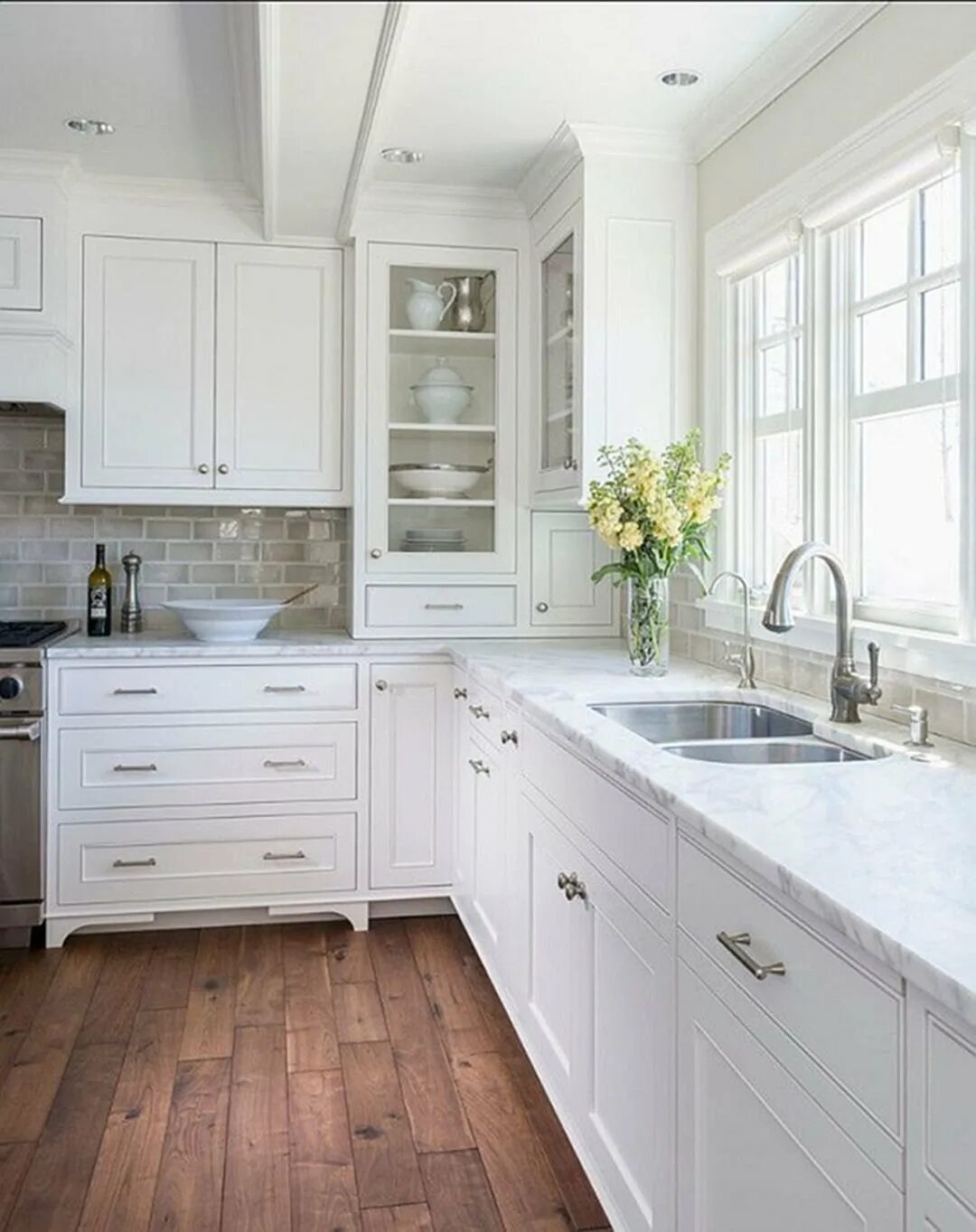 White kitchen. Белые кухни. Белая кухня в интерьере. Красивая белая кухня. Кухня в белом цвете.