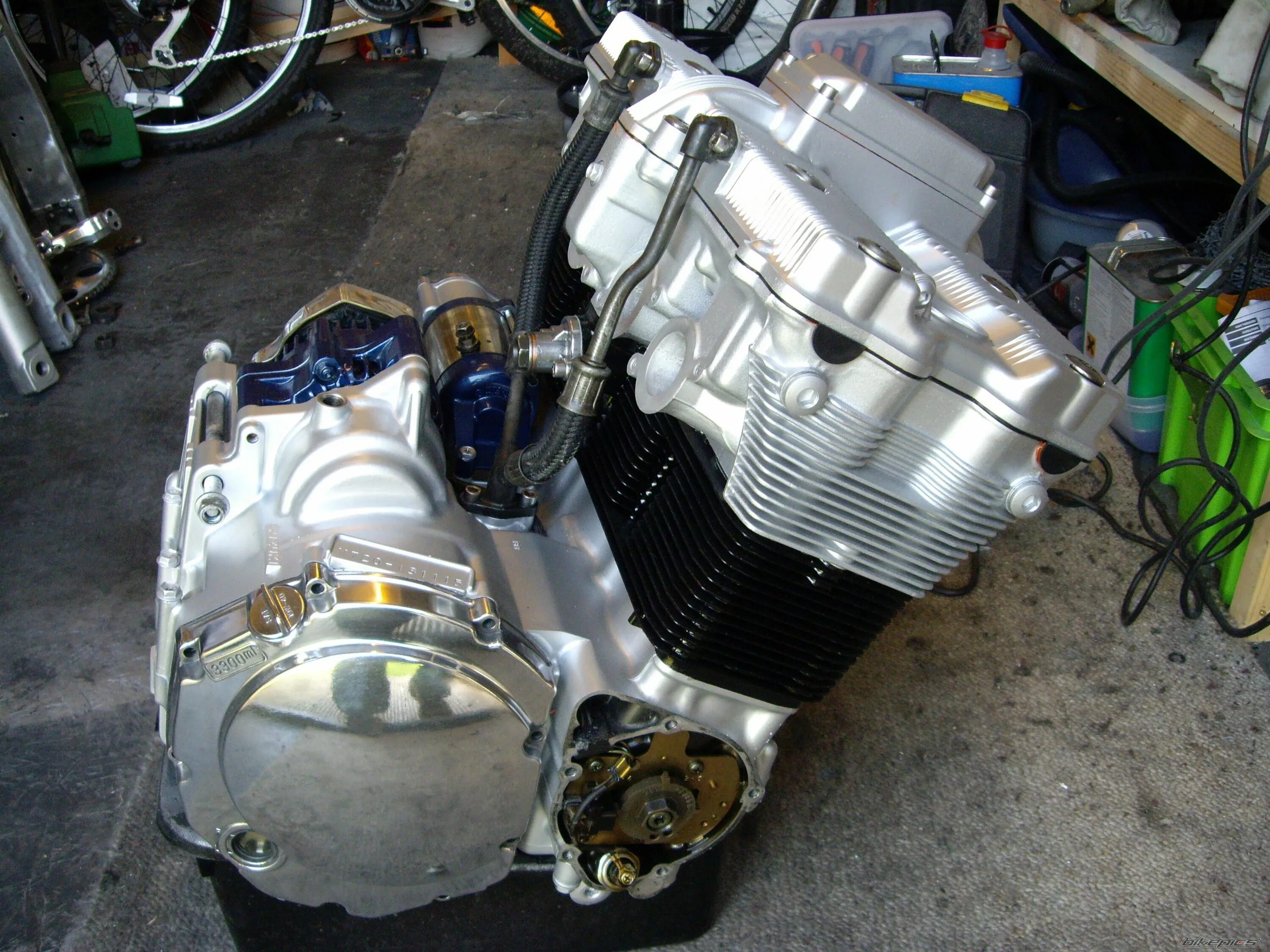 Двигатель бандит. Bandit 1200 двигатель. Двигатель Сузуки бандит 1200. Сузуки бандит 4 цилиндра двигатель. Сузуки бандит 250 мотор.