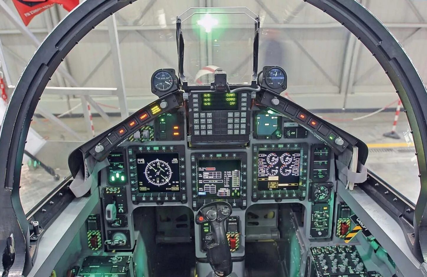 Как управлять истребителем. M-346 Cockpit. Як-130 кабина. Aermacchi m-346 кабина. Су-35 кабина пилота.