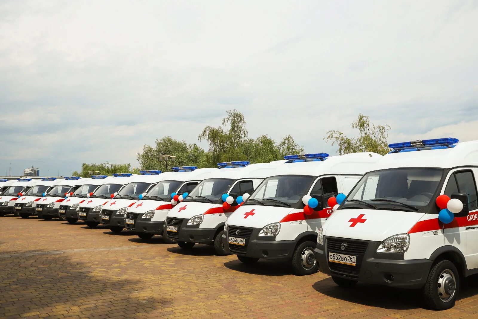 Автопарк скорой помощи. Вручение машин скорой помощи. Парк машин скорой помощи. Автопарк.