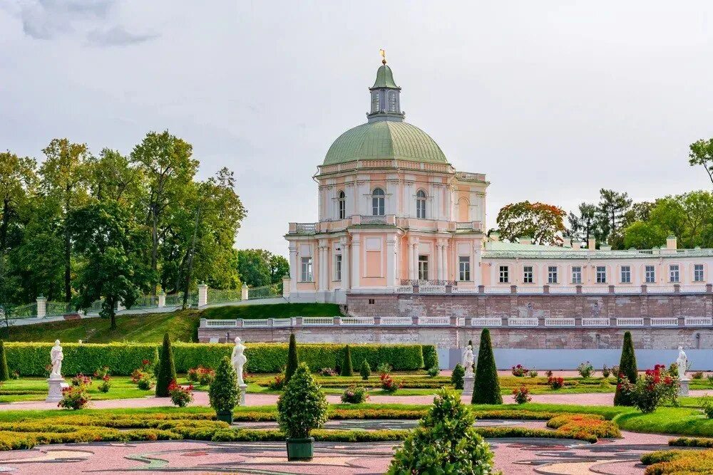 Большой дворец (Ораниенбаум). Меншиковский дворец в Ораниенбауме. Большой Меншиковский дворец, Ломоносов. Ораниенбаум дворец крыльцо.