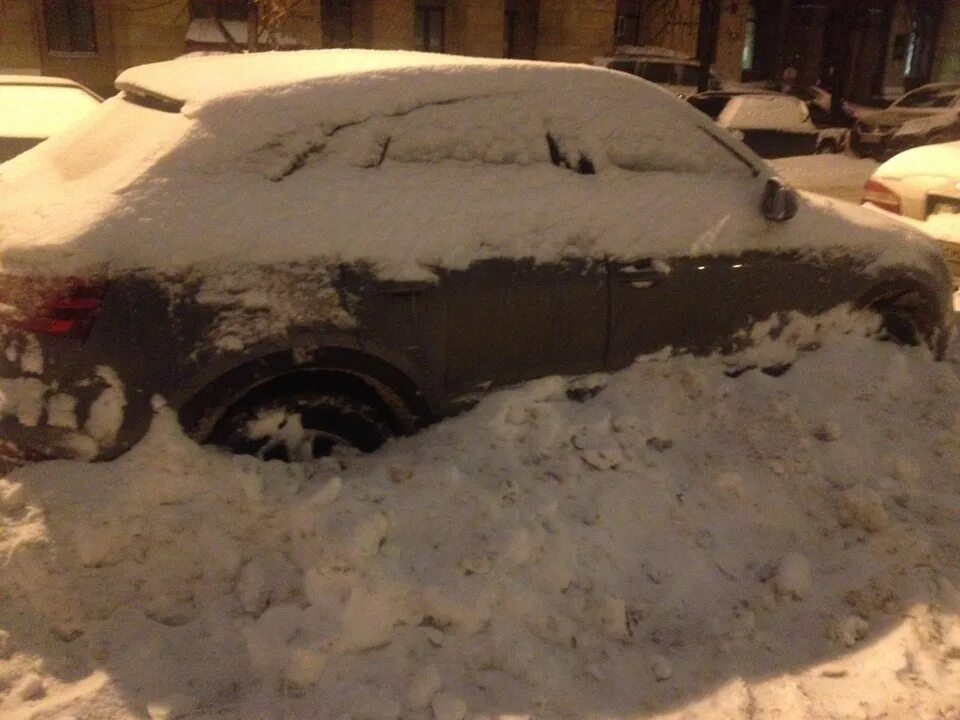 Ауди под снегом. Ауди на снегу во дворе. Audi снег. Брошенные автомобили в снегу Ауди. Выпал долгожданный снег