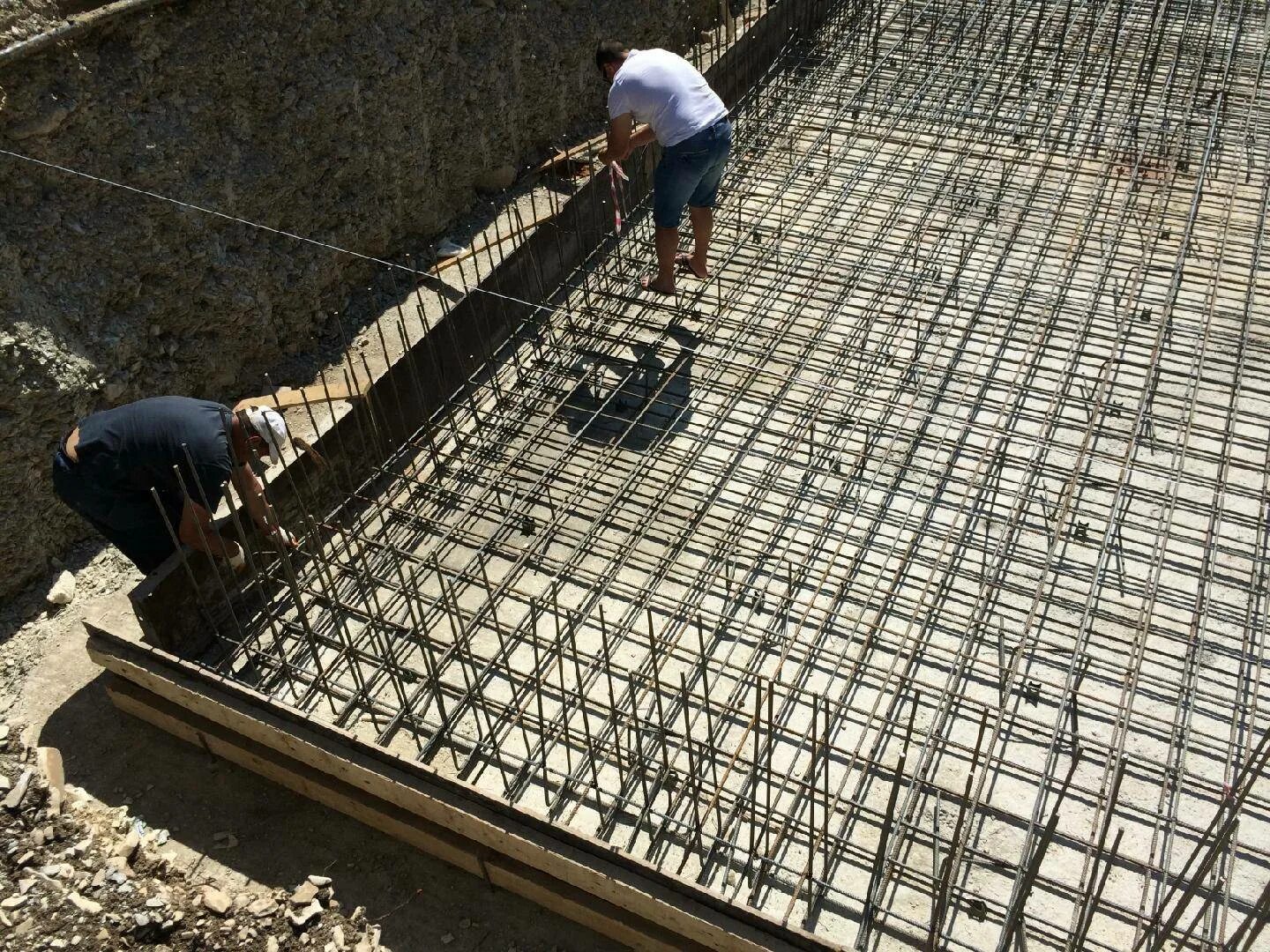 Квадратных метра заливка бетона. Армировка бетона. Монолит бетон армировка. Заливка бетона. Набетонка армирование.