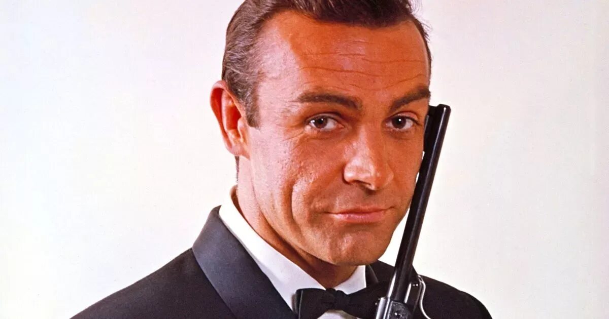 I am bond. Тимоти далтон 007. Агент 007 дэниел крейг. James bond skyfall. Прическа джеймса бонда пирс броснан.