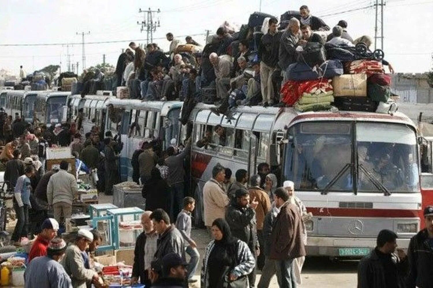 Автобус переполненный людьми. Много людей в автобусе. Автобус забитый людьми. Шутки про москвичей. Много народу в автобусе