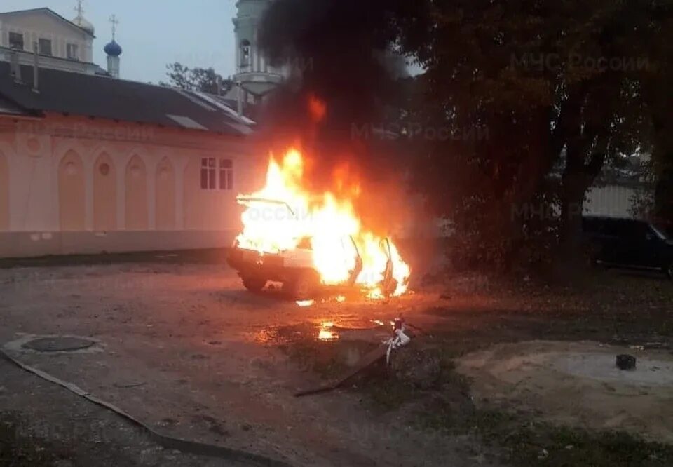 В Калужской области сгорел автомобиль. Загорелась пожарная машина. Сгорел монастырь