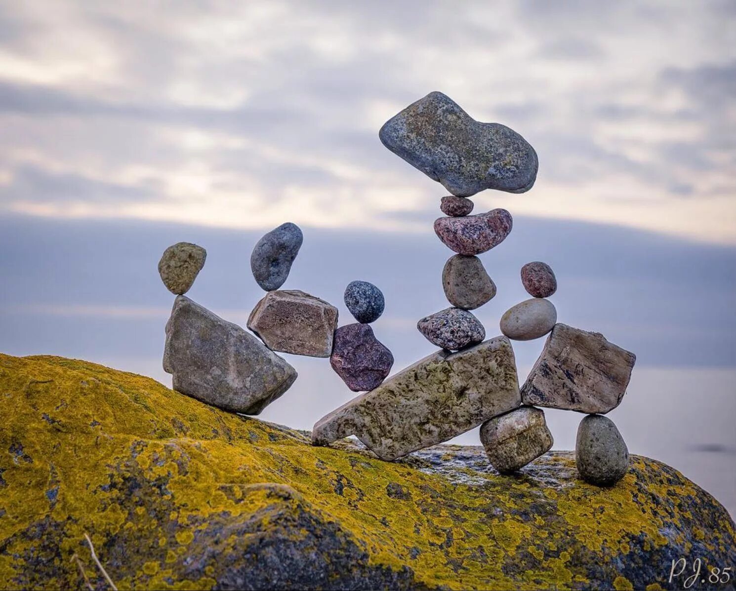 Friend stone. Камни Майкла граба. Пирамидка из камней. Камни пирамида. Балансирующие камни.