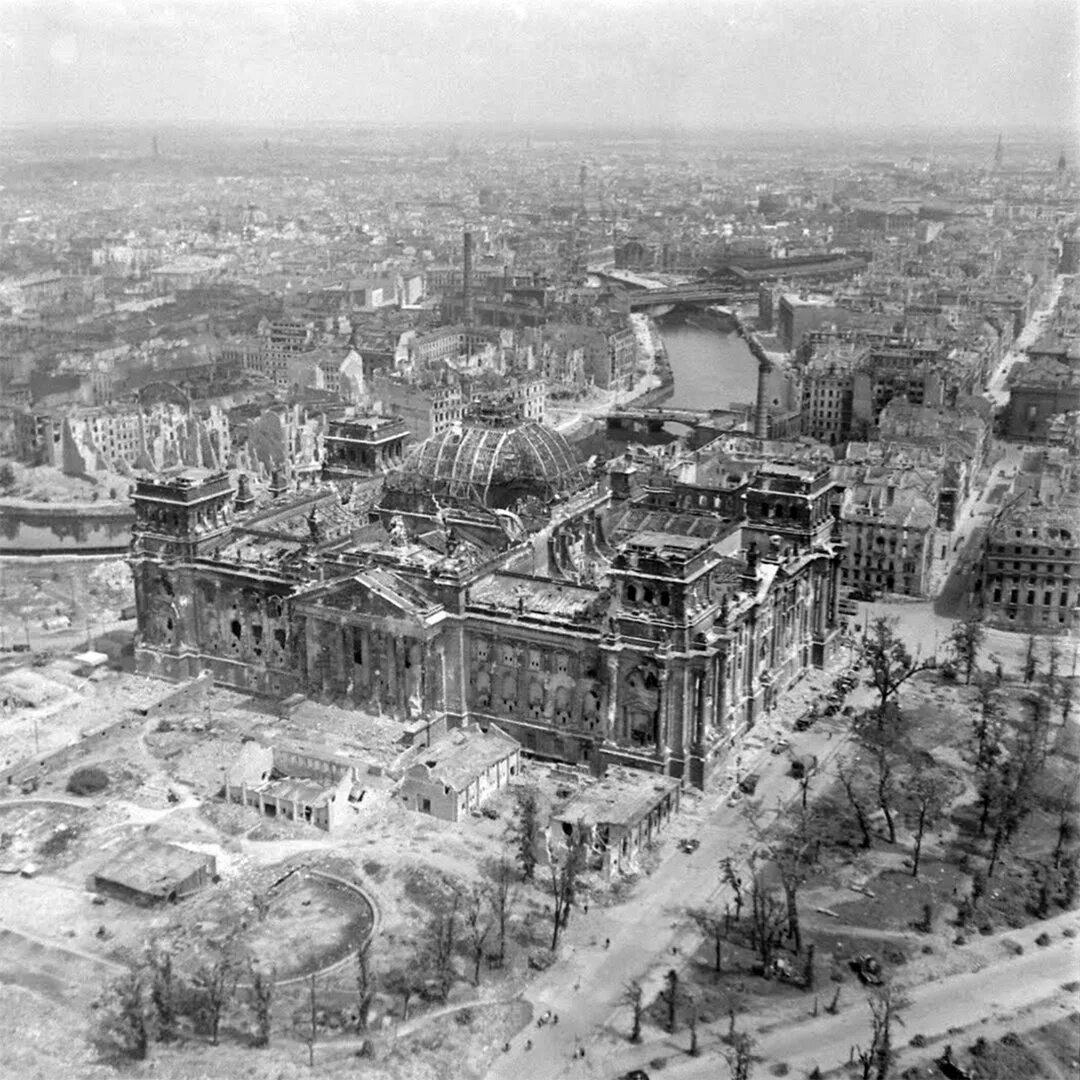 Рейхстаг аэрофотосъемка 1945. Аэрофотосъемка Берлина 1945. Берлин Рейхстаг Аэрофотоснимки 1945. Рейхстаг в Берлине 1941.