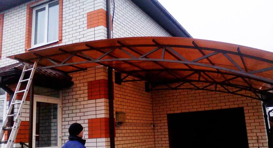 навес из профильной трубы. примыкание навеса. консольный навес с примыканием к крыши. примыкание навеса. угловой навес из поликарбоната.