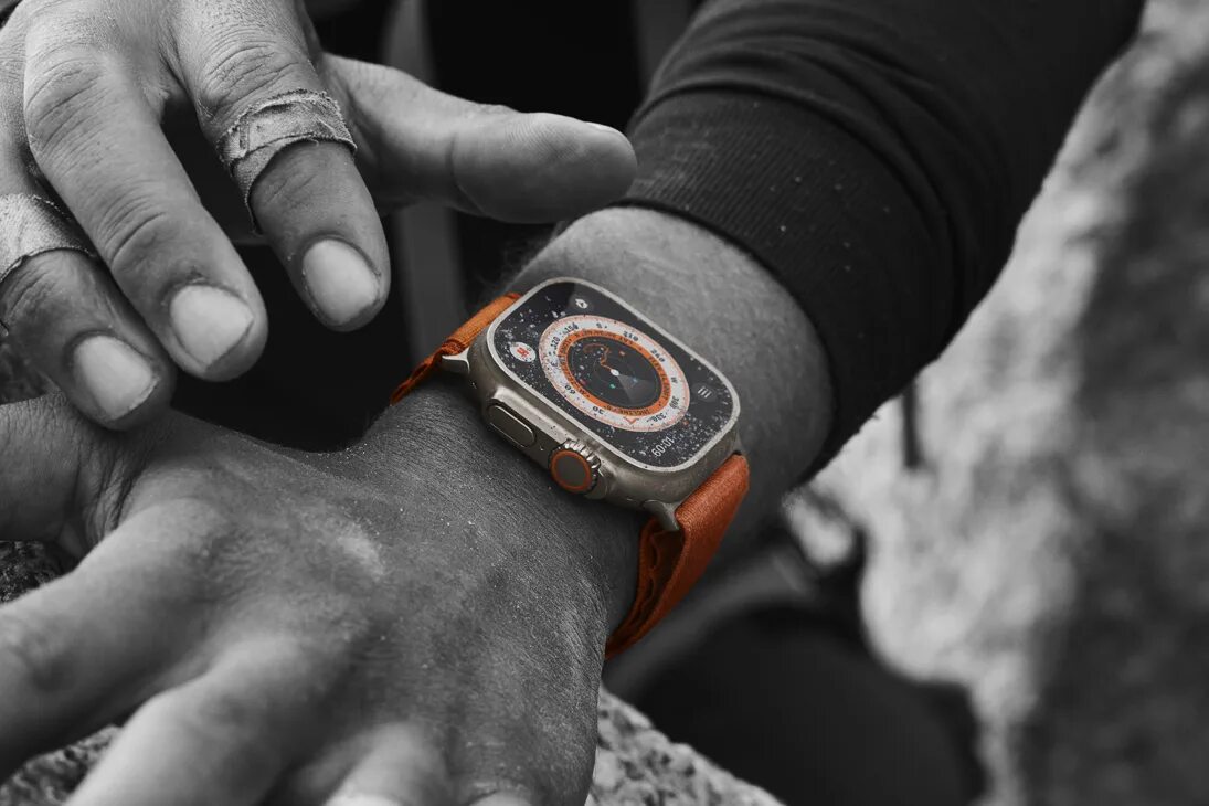 Watch 8 ultra какое приложение. Apple watch ultra 49mm. iwatch 8 ultra. апл вотч ультра на руке. apple watch ultra titanium.