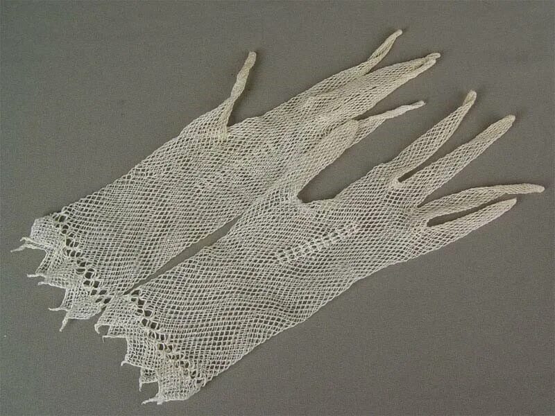 Фильдеперсовый что это. Старинные перчатки. Перчатки 20 век. Перчатки 19 века женские. Нитяные перчатки старинные.