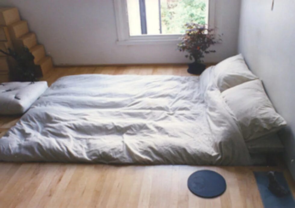 Кровать-матрас на полу. Комната с матрасом. Спальня с матрасом вместо кровати. Комната с матрасом вместо кровати. Сплю без матраса