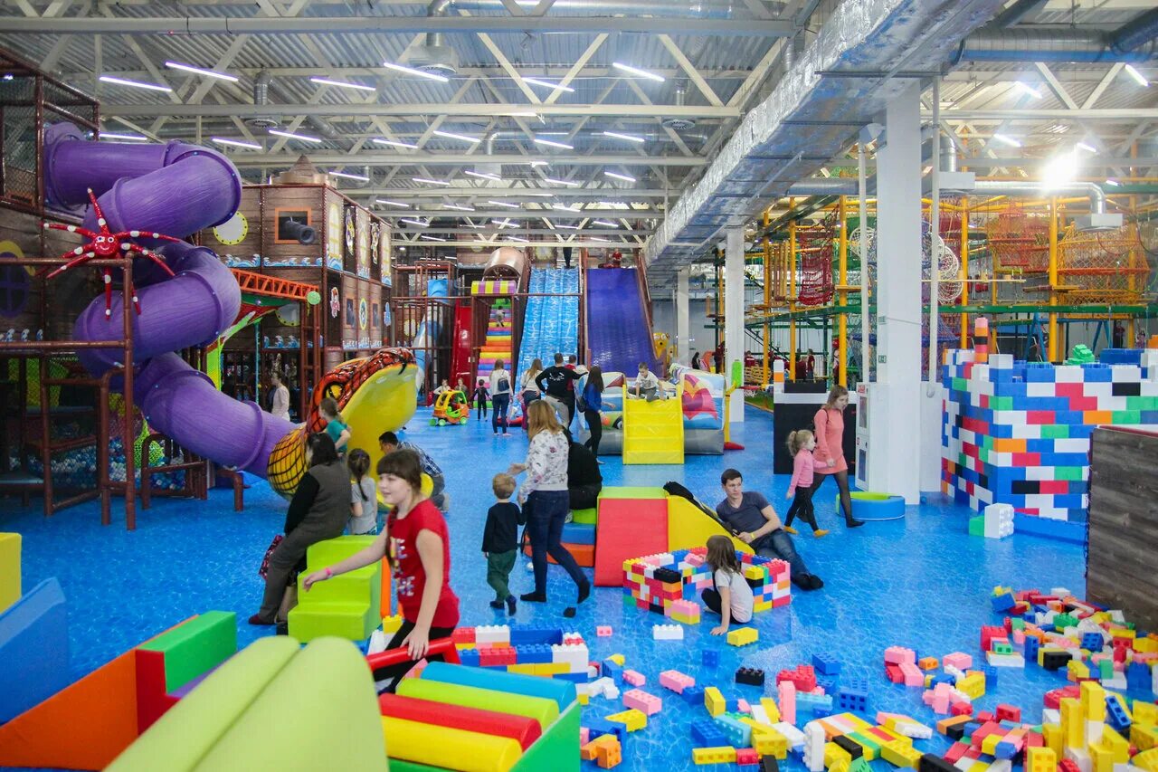 Куда можно пойти в тольятти. Новый детский центр в мадагаскар тольятти автозаводский район. Фанни парк тольятти бассейн. Аттракционы в фанни парке тольятти. Набережная татищева тольятти.