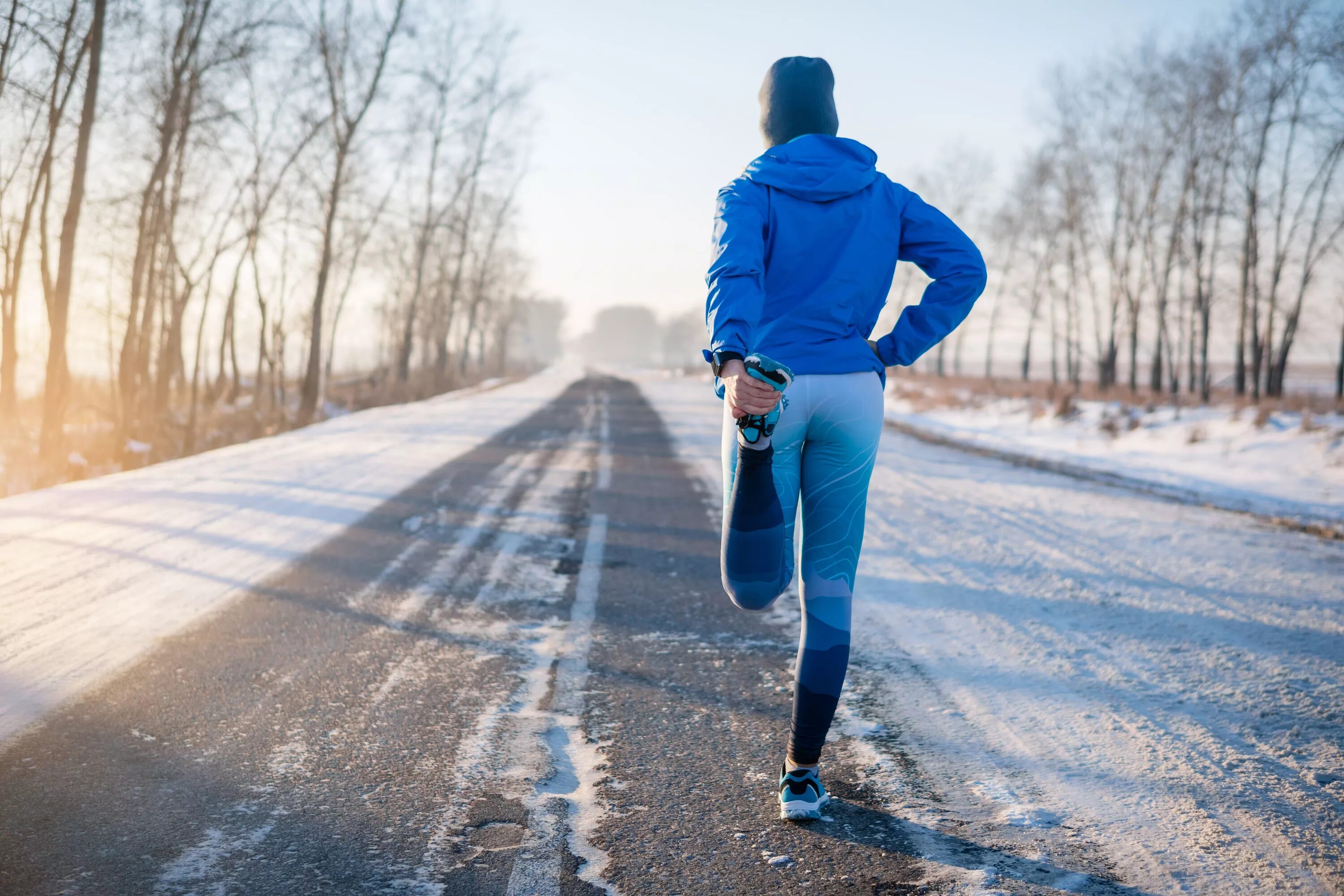 Do sport the winter. Зимняя пробежка. Зимний бег. Спорт зимой. Бег зимой.