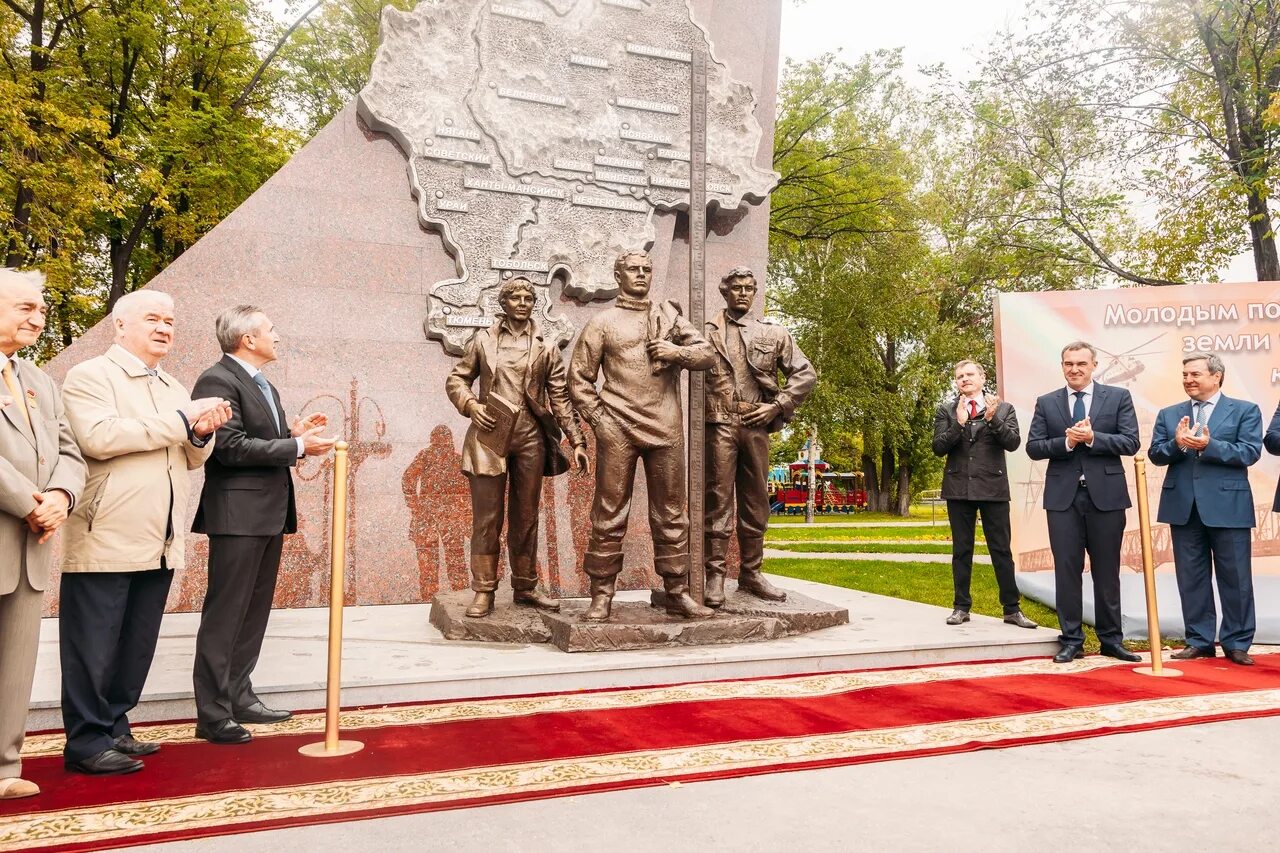 Монумент молодым созидателям земли Тюменской. Мемориальный комплекс созидателям города Тольятти. Памятник созидателям Тюмень. Памятник Тюмень молодым созидателям.