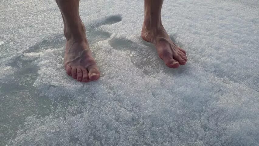 Walking snow rum перевод. Барефутинг Snow. Boy barefoot on Snow. Boy barefoot in Snow. Barefoot Snow Walking.