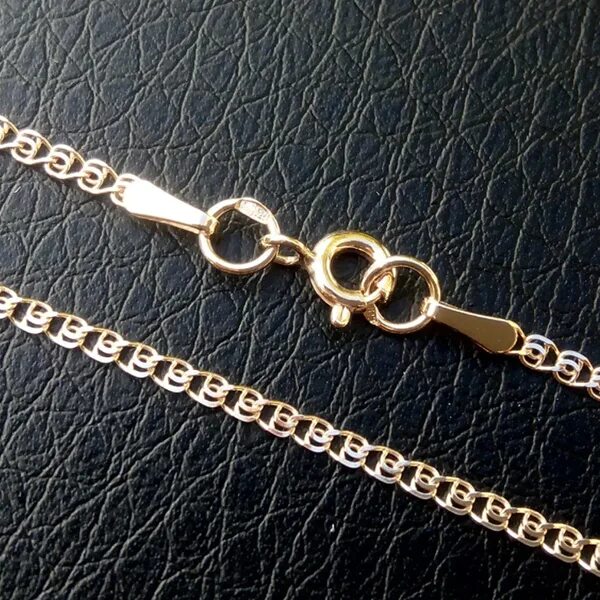 Цепь золотая мужская луи виттон. Плетение бисмарк золото цепочка. На мне цепочка золото. На мне цепочка золото. Цепь фигаро картье.