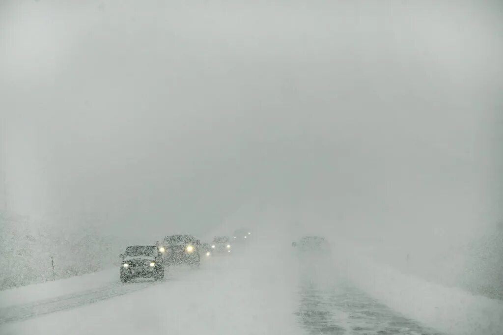 Пурга машина. Сильный снегопад. Сложные погодные условия на дороге. Снегопад плохая видимость. Снегопад на трассе.