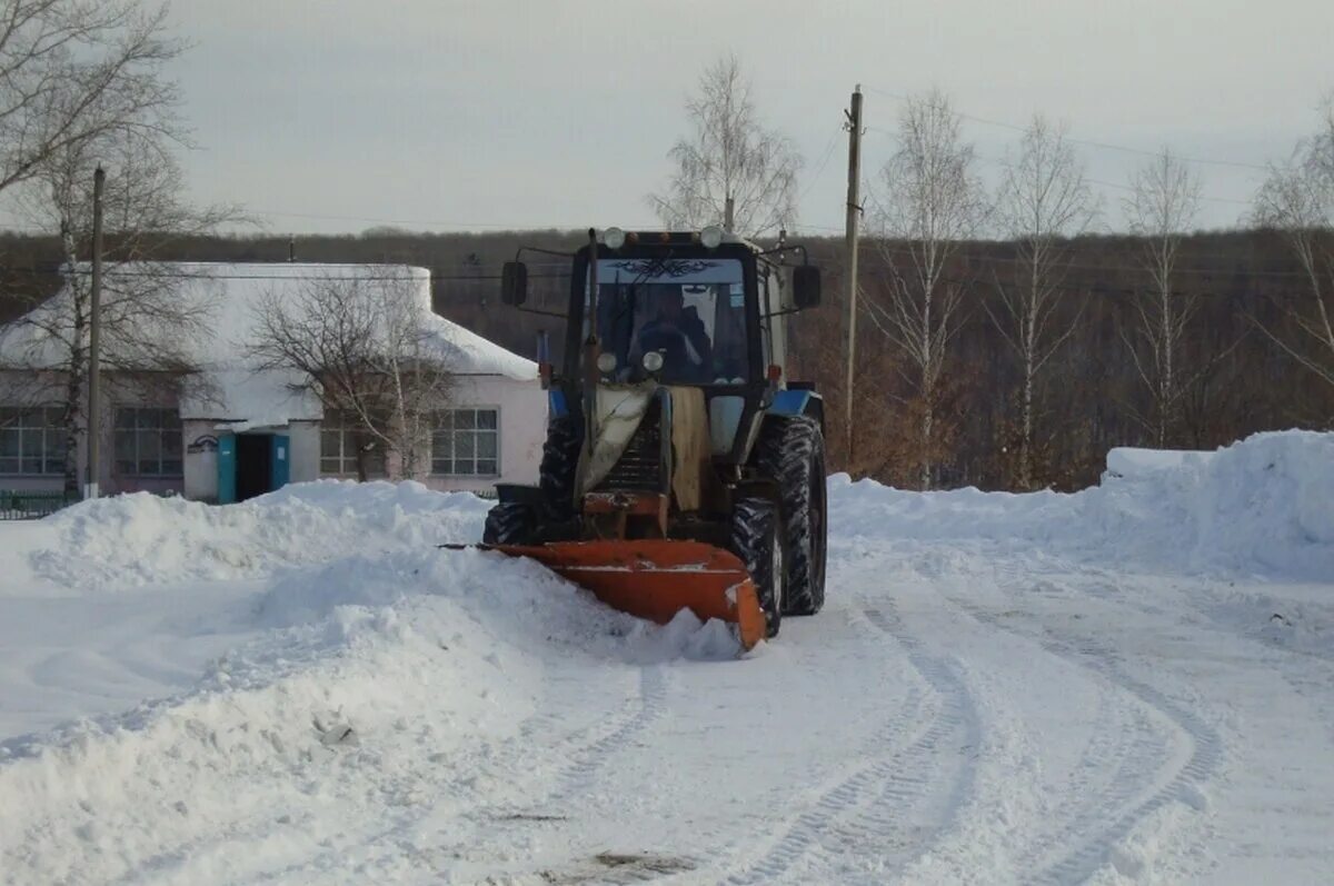 Уборка снега в снт. Очистка дорог от снега МТЗ 82. Трактор МТЗ 82 уборка снега. Зимняя расчистка сельских дорог. Уборка снега в поселке.