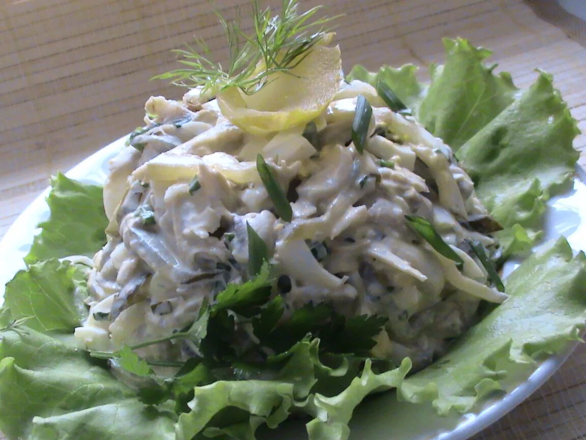 Салат с курицей и огурцами. Салат с грибами. Шампиньоны огурец яйцо. Салат с консервированными грибами. Салат нежный с курицей и грибами.